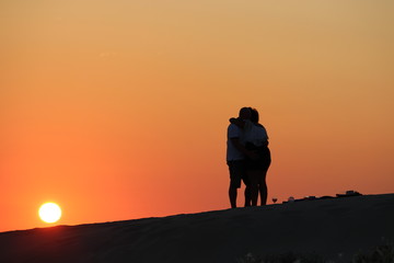 demande de mariage au coucher de soleil