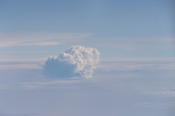 nuage seul dans un ciel bleu