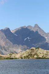 Fototapeta na wymiar lac en montagne l'été