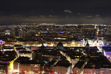 Fototapeta na wymiar la ville de Lyon vue depuis fourvière le soir de la fete des lumières