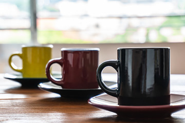 tazas vintage de café en la mesa de madera