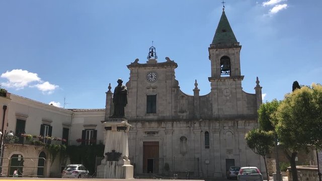 Particolari centro storico di Piazza Castello e del Corso Vittorio Emanuele nel centro storico di Venosa citt&agrave; della Basilicata in Sud Italia, Statua del Cardinale De Luca 