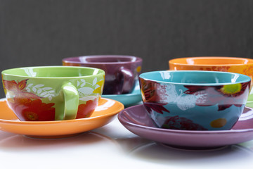 Tazas y platos decorativas de te y café