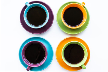 Tazas de café de colores con bebida caliente 