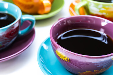 Tazas de café de colores con bebida caliente 