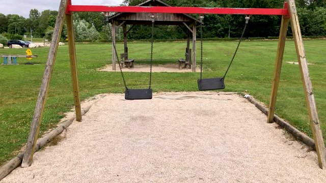 Balan&ccedil;oires en mouvement dans un parc vue de face 