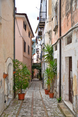Naklejka premium Wąska uliczka w małej wiosce w środkowych Włoszech
