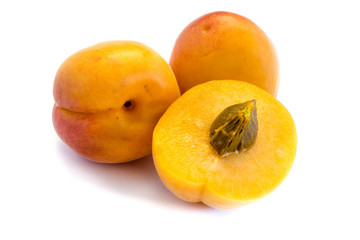 Frische Aprikosen isoliert auf weißem Hintergrund