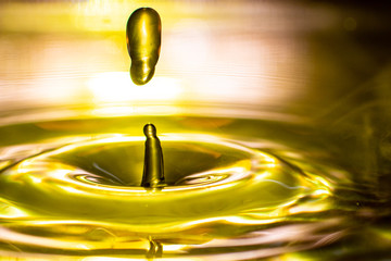 Wasser tropfen herabfallend als Hintergrund 
