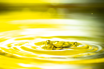 Wasser tropfen herabfallend als Hintergrund 
