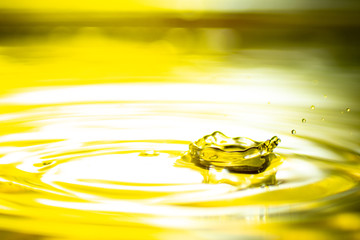 Wasser tropfen herabfallend als Hintergrund 