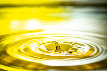 Wasser tropfen herabfallend als Hintergrund 