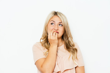 Fototapeta premium Kobieta obgryza paznokcie