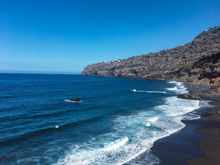 Obraz premium Black sand beach with mountains in the Canary Islands