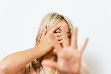 Obraz premium The woman is afraid of fear