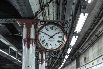 Fototapeta na wymiar Eine alte englische Uhr zeigt zehn vor zwei