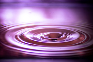 hintergrund in lila und rot mit welle und wasser tropfen im wasser