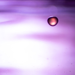 hintergrund in lila und rot mit welle und wasser tropfen im wasser