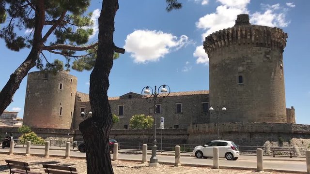 Castello Pirro del Balzo di Venosa del 1470 con quattro torri tonde e fossato sito in Venosa in Basilicata Italia del Sud