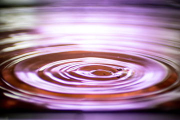 hintergrund in lila und rot mit welle und wasser tropfen im wasser