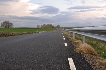 Carretera solitaria en el medio rural. 