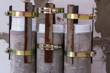 The connection of the ventilation asbestos pipes by means of flanges, clamps and metal plates.