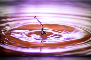 hintergrund in lila und rot mit welle und wasser tropfen im wasser