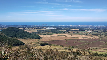 산과 구름과 파란하늘이 있는 풍경