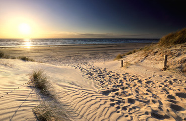 vue sur la plage de la mer depuis la dune de sable