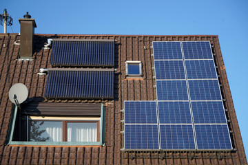 Dach mit Photovolatik und SolarThermie Panelen. Ein eingebauter Dachbalkon mit Sateliten Antenne und ein kleines Dachfenster sind ebenfalls da.