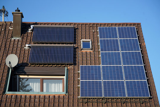 Dach mit Photovolatik und SolarThermie Panelen. Ein eingebauter Dachbalkon mit Sateliten Antenne und ein kleines Dachfenster sind ebenfalls da.