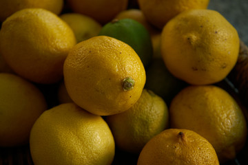 Limones amarillos y verdes