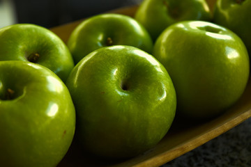 Grupo de manzanas verdes