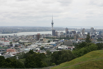 Obraz premium Auckland New Zealand Skyline From above city cloudy day