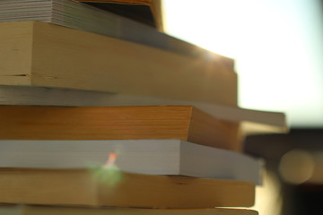 Bücher in einer Reihe, Bücher auf dem Tisch, Sonnenlicht, Reflexion, Sonnenuntergang