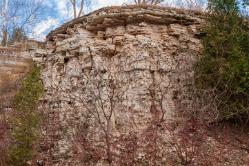 Obraz premium Niagara Escarpment high dolomite bluffs at Bay Shore Co. Park, New Franken, WI.