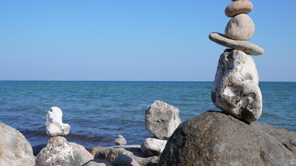 Stein-Figuren an der Ostsee
