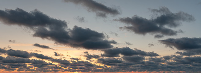 Niebo nad Bałtykiem o zachodzie słońca