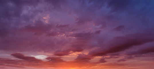 Purpurowe niebo o zachodzie słońca - obrazy, fototapety, plakaty