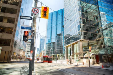 Foto op Plexiglas Toronto, Ontario, Canada - 2 april 2020: Downtown Toronto tijdens de pandemie van het coronavirus. Lege straten van Toronto tijdens onze spits. © Anjelika Gretskaia