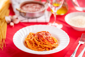 Piatto di spaghetti al pomodoro
