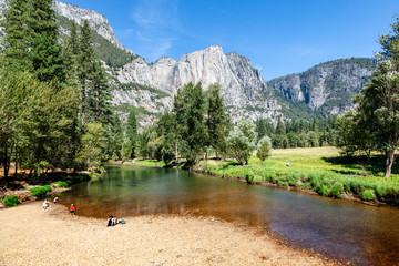 Blick von der Swinging Bridge - Erholung am Merced River im Yosemite Valley
