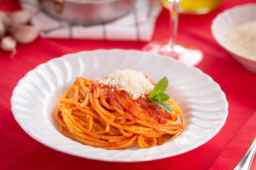 Piatto di spaghetti al pomodoro