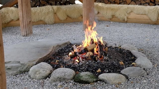 Lagerfeuer bestehend aus lodernden Holzscheiten