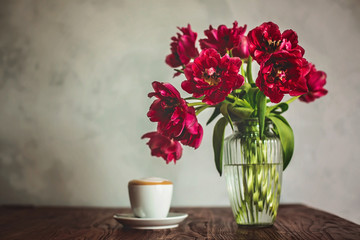 Obraz na płótnie Canvas Beautiful tulips bouquet on wooden table