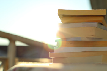 Bücher gestapelt und Sonnenlicht von hinten reflektiert