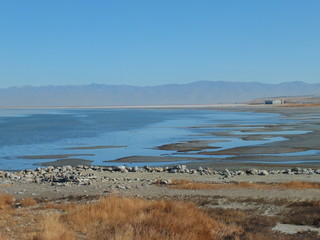 Jezioro na tle gór - pejzaż 11