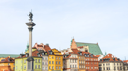 Obraz premium Warszawa, Polska - 21/02/2020 :. Piękne wielokolorowe domy na warszawskiej Starówce. Centralne ulice historycznego centrum Warszawy. Główna atrakcja turystyczna Warszawy.