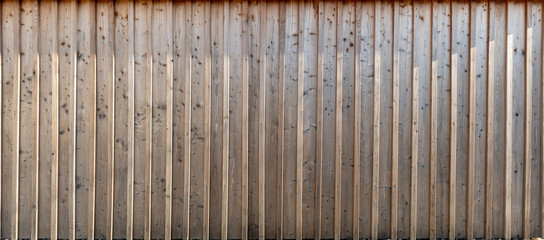 Markante Holzstrukturen mit rustikalen Texturen aus mitteleuropäischen Wäldern	