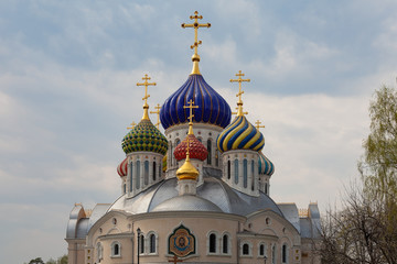Fototapeta na wymiar Church of St. Igor Chernigov with colorful carved domes in the village of Peredelkino near Moscow